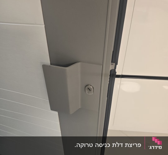 מנעול בדלת מתכת אפורה עם ידית
